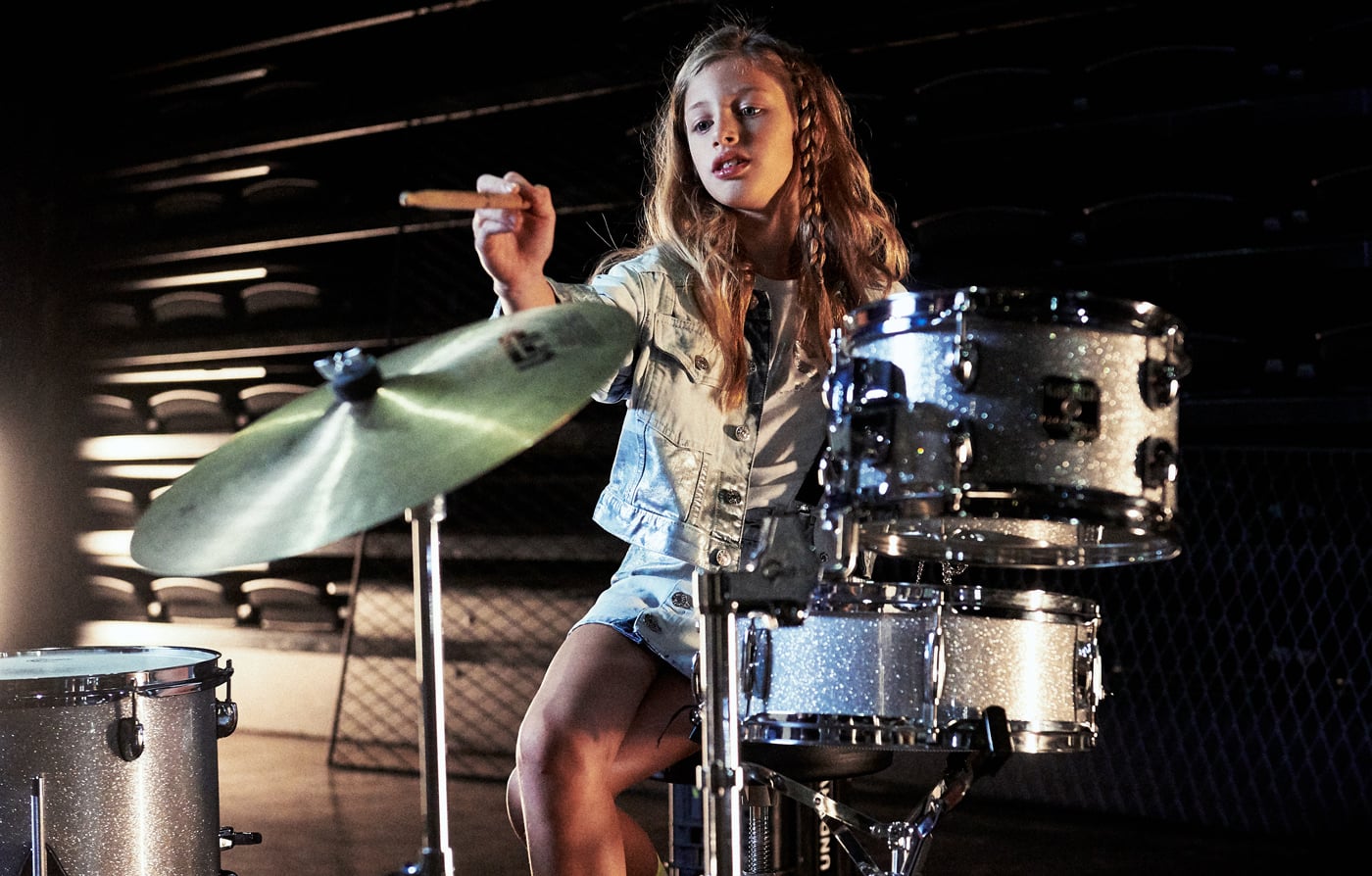 Greta banging on the drums. Diesel kid band, Kids collections, backstage, brands, Diesel, SS20.
Riccardo Polcaro, fotografo moda bambino.